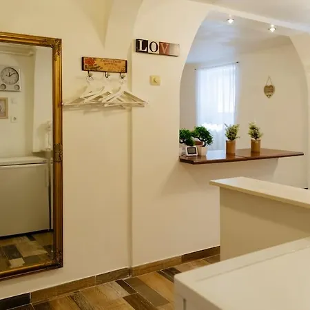 Downtown Studio Apartment *